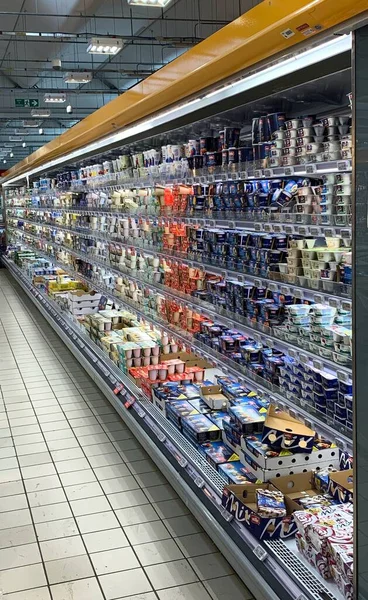 Dükkandaki Buzdolabı Bir Sürü Farklı Yoğurtla Dolu Buzdolabı Süt Ürünleriyle — Stok fotoğraf