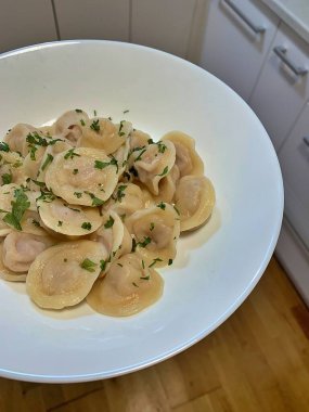 Küçük hamur köfteli bir tabak taze pielmieni, Ukrayna usulü etli börek, ev yapımı pielmieni, karbonhidrat, doldurulmuş hamur.