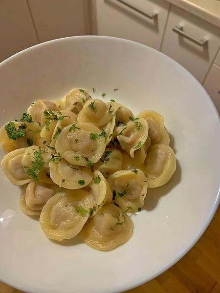 Küçük hamur köfteli bir tabak taze pielmieni, Ukrayna usulü etli börek, ev yapımı pielmieni, karbonhidrat, doldurulmuş hamur.