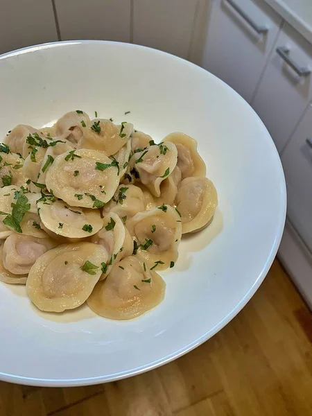 Küçük hamur köfteli bir tabak taze pielmieni, Ukrayna usulü etli börek, ev yapımı pielmieni, karbonhidrat, doldurulmuş hamur.