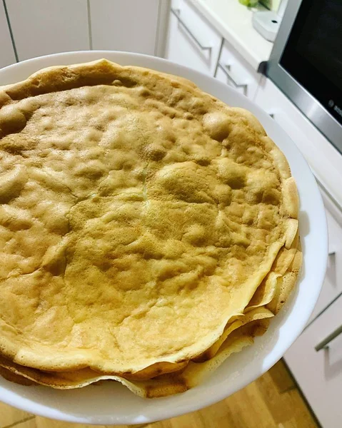 Hausgemachte Flauschige Pfannkuchen Dünne Scheiben Pfannkuchenteig Hausgemachte Lebensmittel Mehlprodukte Gesunde — Stockfoto