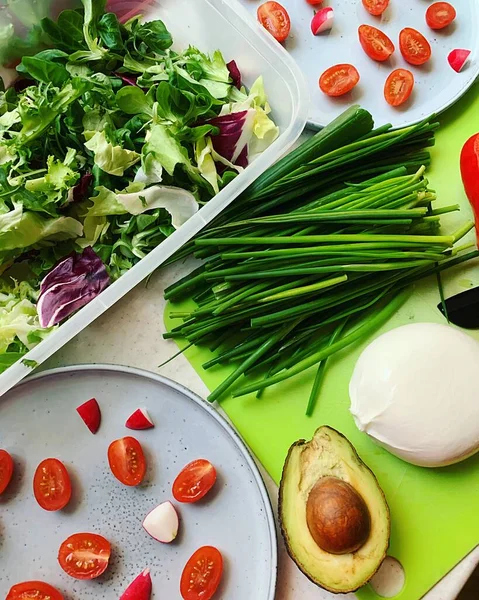 Legumes Coloridos Cebolinha Tomates Picados Prato Alface Mista Abacate Fatiado — Fotografia de Stock