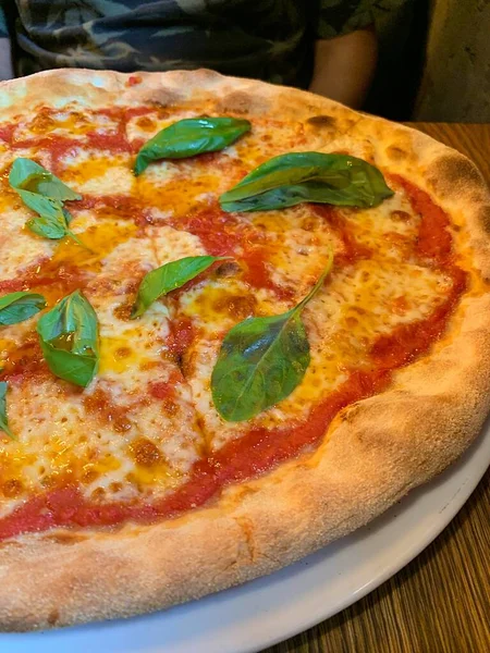 イタリアのピッツェリア モッツァレラのピザ ピザマルゲリータ 古典的なイタリア料理レストラン ピザのバジル — ストック写真