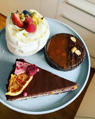 Çeşitli tatlılar, meyveli krema, çikolatalı tart, çikolatalı pasta, modern pastalar, tatlı tatlı. 