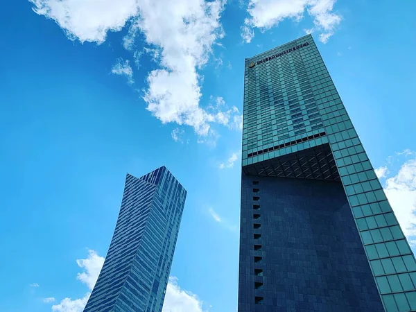 Due Grattacieli Alti Contro Cielo Edifici Con Vetri Alti Grattacieli — Foto Stock