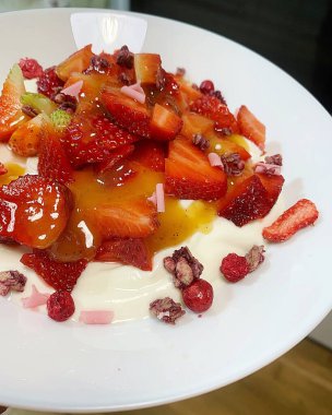 Beyaz yoğurt tabağı, tatlım, ince dilimlenmiş çilek, yoğurt ve meyve tatlısı, kurutulmuş meyve, doğal tatlı, tatlı atıştırmalık, sağlıklı tatlılar.