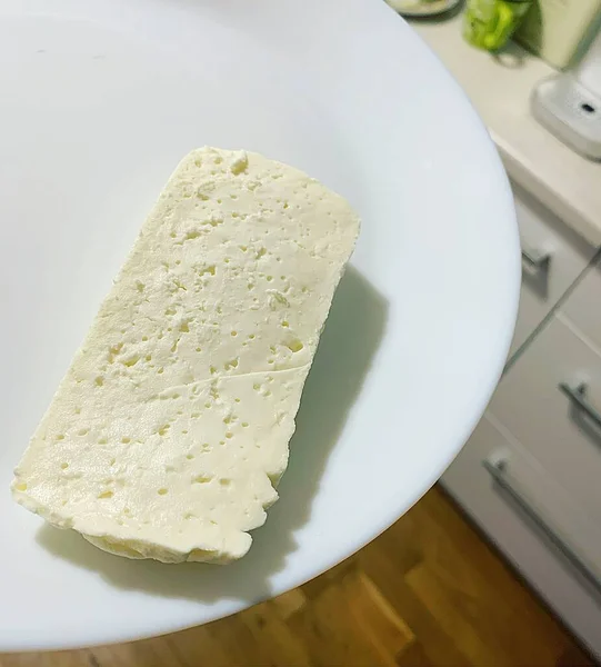 新鮮な白チーズ 自家製熟成チーズ 乳製品 自家製チーズ 天然物 健康食品のスライス — ストック写真