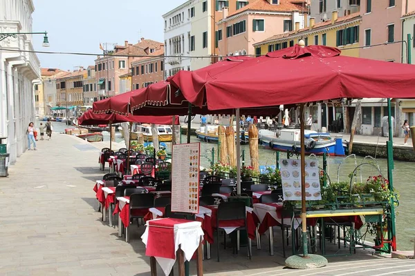 Небольшая Венецианская Улица Столики Ресторане Водного Канала Венеции Ресторан Берега — стоковое фото