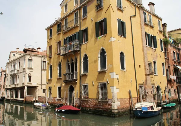 Venedik Sokağı Venedik Yolu Klasik Binalar Venedik Mimarisi Demirli Tekneler — Stok fotoğraf