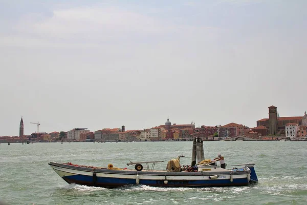 Arkadaki Chioggia Şehrinde Balıkçı Teknesi Arka Planda Deniz Şehir Teknesi — Stok fotoğraf