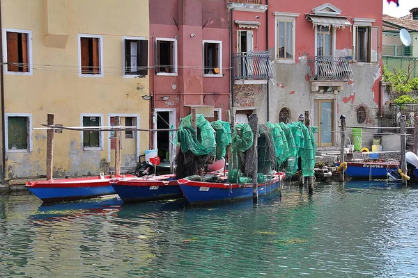 Venedik Lagünü Mimarisi Tipik Binalar Park Edilmiş Balıkçı Tekneleri Teknelerin — Stok fotoğraf