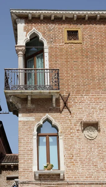 Klassieke Venetiaanse Architectuur Ramen Met Ornamenten Decoraties Gevel Balkon Met — Stockfoto