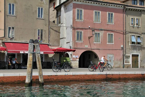 Göl Kenarındaki Kasaba Kanalının Kıyısındaki Binalar Park Halindeki Bisikletler Bisiklete — Stok fotoğraf
