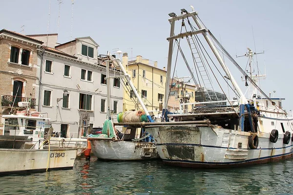 Fiskebåtar Stora Båtar Förtöjda Kanalen Mellan Husen Italienska Staden Chioggia — Stockfoto