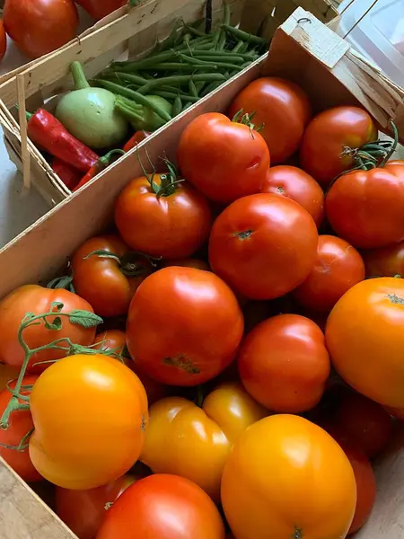 Låda Med Färgade Tomater Naturliga Tomater Från Trädgården Gröna Bönor — Stockfoto