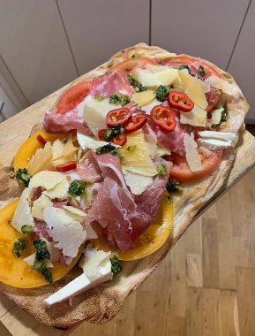 Pinsa, salamlı taze pinsa, taze domates, pesto, mozzarella ve parmesan peyniri, çıtır Pinsa, farklı çeşit pizza, pinsa romana, İtalyan yemeği, İtalyan spesiyali.