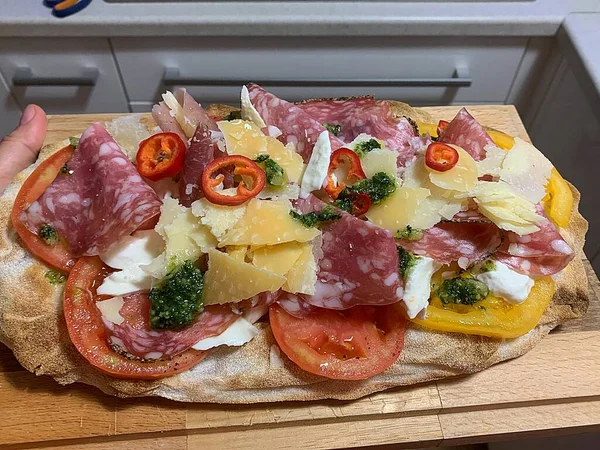 Pinsa Pinsa Fresca Con Salame Pomodoro Fresco Pesto Mozzarella Parmigiano — Foto Stock