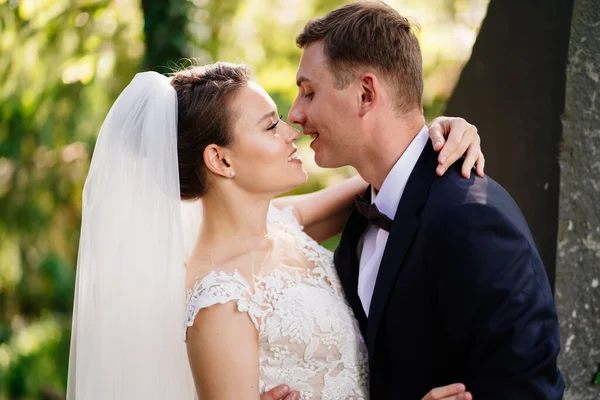 Braut und Bräutigam tanzen, umarmen und lächeln. schöne und glückliche Hochzeit unter freiem Himmel. — Stockfoto