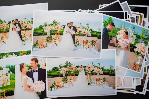 Espalhar fotos de casamento. resultado do trabalho de fotógrafos na cerimônia de casamento — Fotografia de Stock