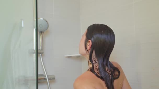 Mooi naakt, naakt, uitkleden zwangere vrouw wast in de douche. — Stockvideo
