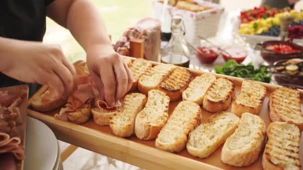 Руки быстро положить куски сухого мяса на тост. — стоковое видео