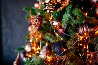 Noel ağacında altın Noel süsleri.