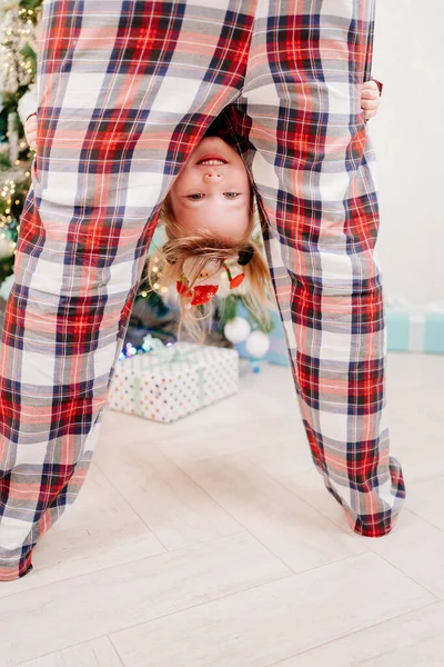 Pai e filha em pijama xadrez vermelho jogando na árvore de Natal — Fotografia de Stock