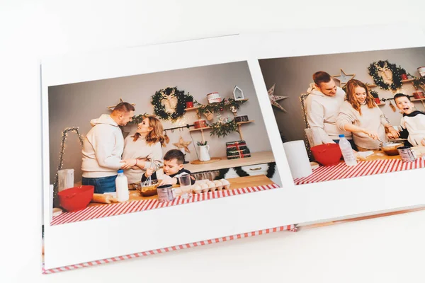 Páginas de fotolivro de uma sessão de fotos de família na cozinha — Fotografia de Stock