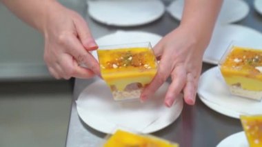 Yemek servisi. Garson masaya kremenki koyuyor ve süslüyor.. 