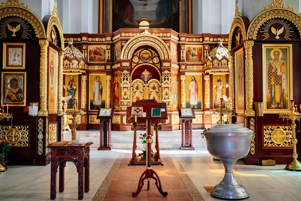 Ołtarz w kościele. tradycyjna dekoracja i ikonostaza w Kościele — Zdjęcie stockowe