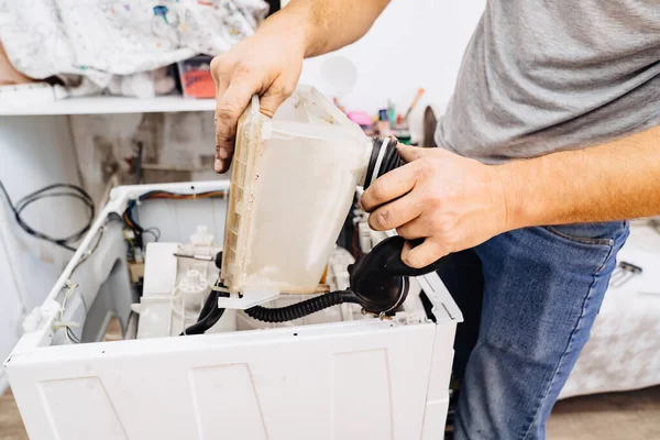 Reparatur von Haushaltsgeräten zu Hause mit eigenen Händen — Stockfoto