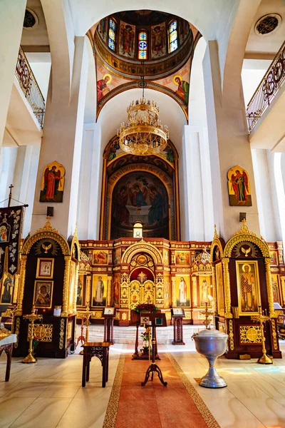 Ołtarz w kościele. tradycyjna dekoracja i ikonostaza w Kościele — Zdjęcie stockowe