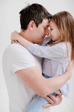 Küçük kızım babasıyla sarılıp eğleniyor. Mutlu aile. 