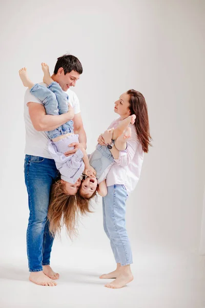 Красивая счастливая семья в белой фотостудии. родительские отношения — стоковое фото