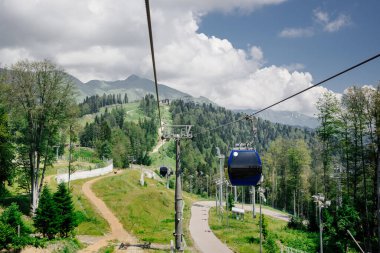 Dağlarda kapalı karavanları olan teleferik.. 