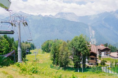 Dağlarda açık karavanları olan teleferik.. 