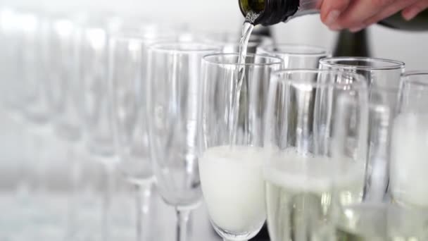 Alkoholkonsum. Kellner schenkt Champagner in Gläser ein Bankett und Abendessen — Stockvideo
