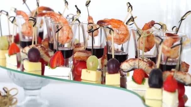 Canapés de queso con fruta, pescado con tomates y camarones con salsa en vaso. — Vídeos de Stock