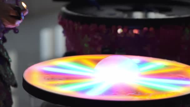 Show van zeepbellen met veelkleurige verlichting en vuur tijdens de vakantie. — Stockvideo