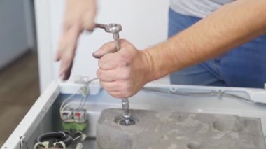 Evde ev aletlerinin tamiri kendi elleriyle yapılır.