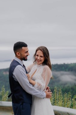 Çekici erkek ve kadın doğada sarılıp gülüyorlar. romantizm ilişkisi