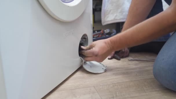 Filtr. naprawy sprzętu gospodarstwa domowego w domu własnymi rękami — Wideo stockowe