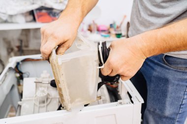 Evde ev aletlerinin tamiri kendi elleriyle yapılır.