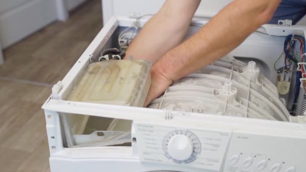 Reparación de electrodomésticos en el hogar con sus propias manos — Vídeo de stock