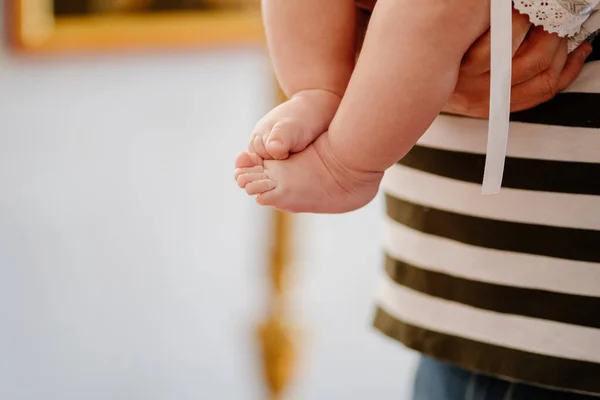 Los pies desnudos del bebé. cosméticos para el cuidado de la piel de los niños. el bautismo. —  Fotos de Stock
