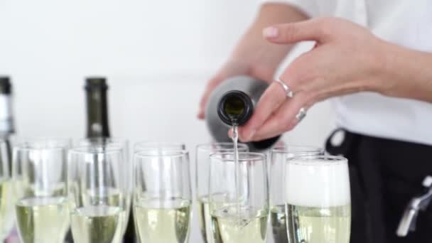 Αλκοολούχο ποτό. σερβιτόρος ρίχνει σαμπάνια σε ποτήρια. δεξιώσεις και δείπνα — Αρχείο Βίντεο