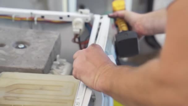 Háztartási gépek javítása otthon saját kezűleg — Stock videók