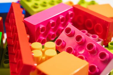 Çocuk tasarımcılarının çok renkli blokları. Eğitici bir oyunun ayrıntıları.