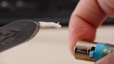 Fitil, üç boyutlu bir etki yaratmak için balmumu pulu olarak yakılır..