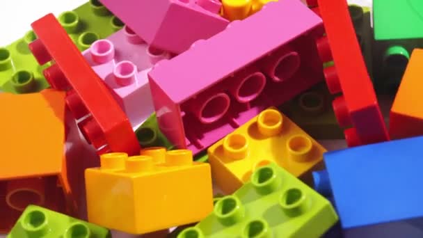 Bloques multicolores de diseñador de niños. detalles de un juego educativo. — Vídeos de Stock